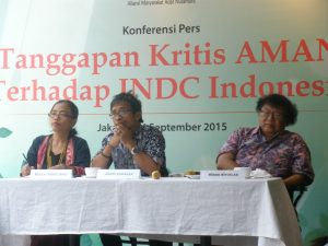 Dalam Konferensi Pers Tanggapi INDC dari kiri Rukka  Sombolinggi, Abdon Nababan, Wimar Witoelar  