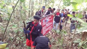 barisan pemuda Cerekang masuk hutan adat bawa papan informasi (plank) 