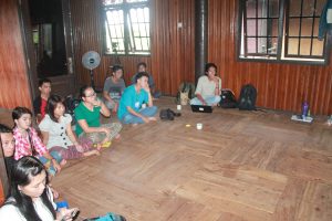 Para peserta training "Pendokomentasian dan Pemuda Adat Turun Kampung" menyimak paparan Didik (WWF) 