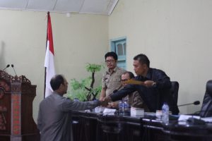 Maralus Sagari menyerahkan pandangan umum fraksi Golkar kepada ketua DPRD Mentawai