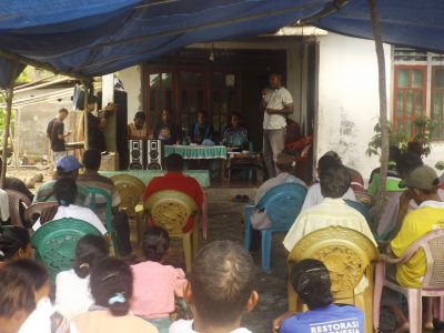 Diskusi bersama ketiga warga komunitas adat Rendu di Rendu Butuwe 